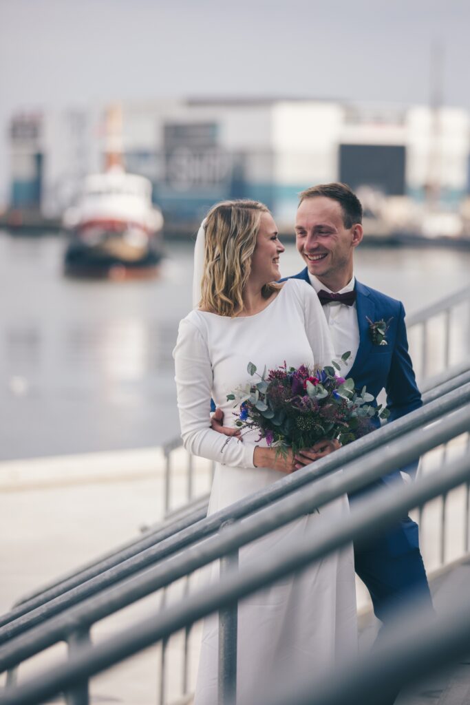 Personlig brudekjole. Buch Couture brudepar, på havnen i aarhus, i unik brudekjole med bådudskæring