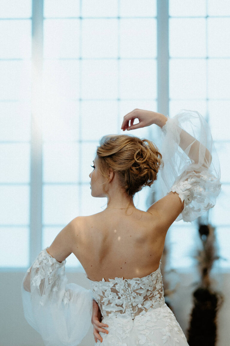 Unik brudekjole med håndlavede blondedetaljer og aftagelige ærmer