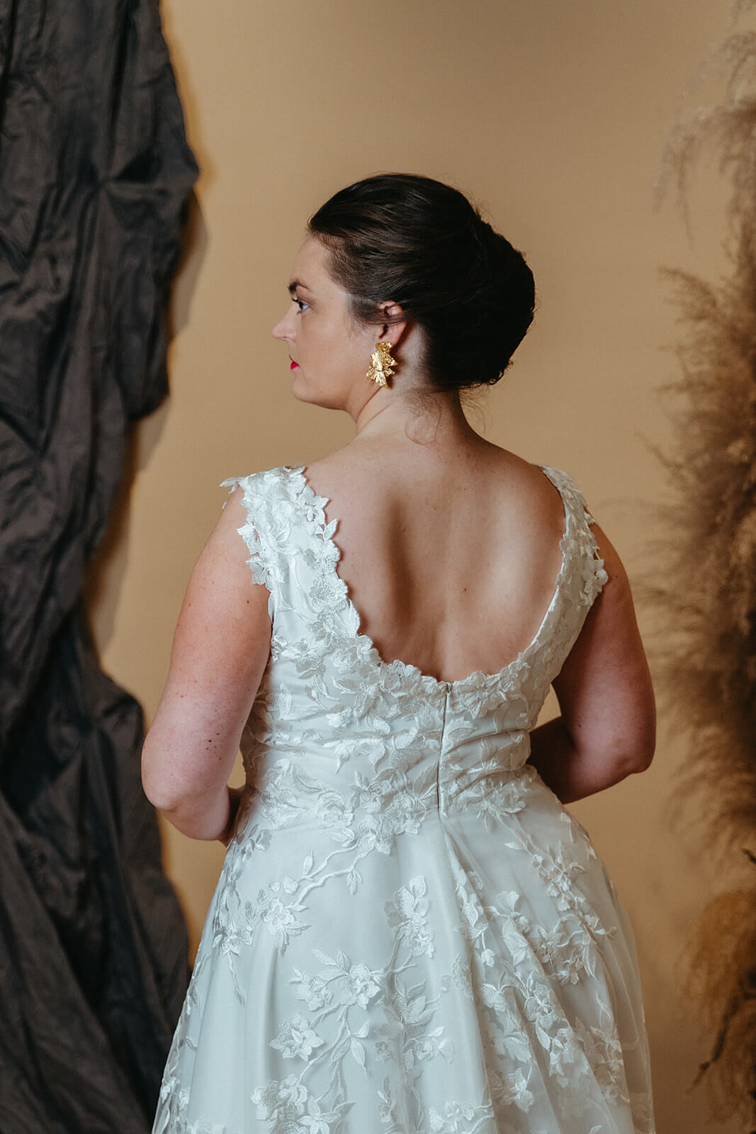 plussize brudekjole med brede stropper